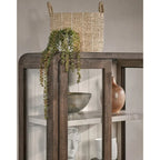 Vitrine moderne avec portes vitrées et étagères ouvertes